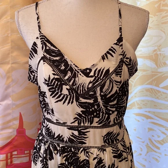 NEW BLACK AND WHITE PALM LEAF DESIGN MAXI HALTER DRESS BODICE CUT OUT SIZE MED - Picture 2 of 11